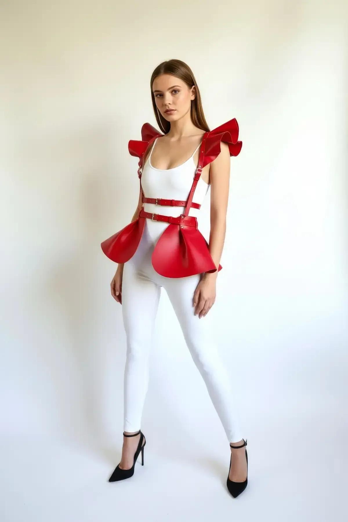 Kırmızı peplum harness etek örtüsünün yan profili, dikey göğüs askıları ve genişleyen kalça bölümü