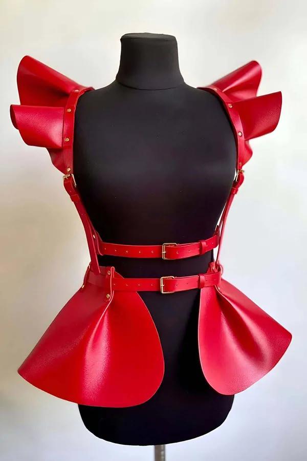 Mankende katlı fırfırlı omuzlar ve kavisli peplum panelli, altın renkli tokalı kırmızı suni deri harness