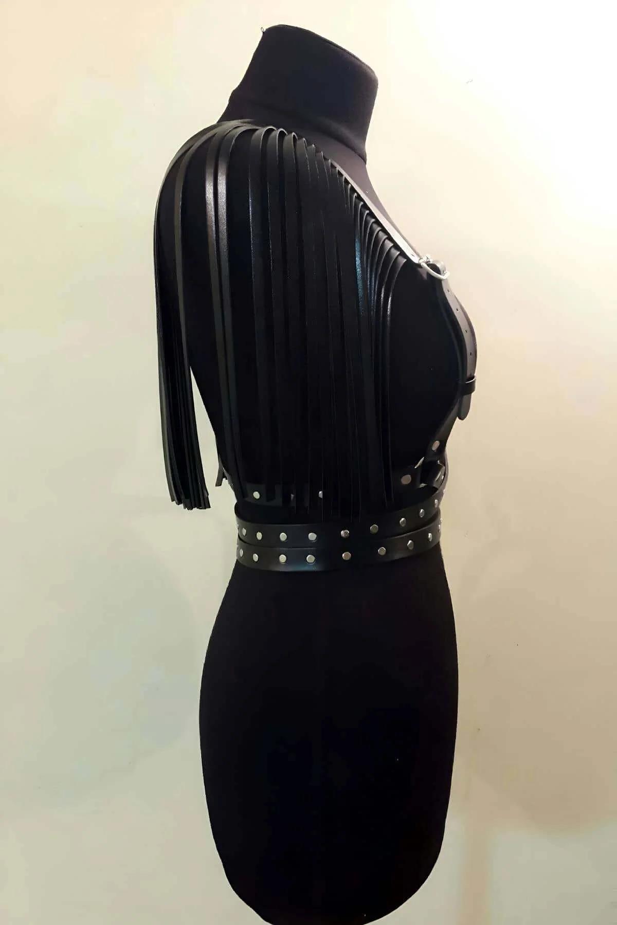 göğüs harness omuz askılarından dökülen uzun siyah suni deri püskül şeritler