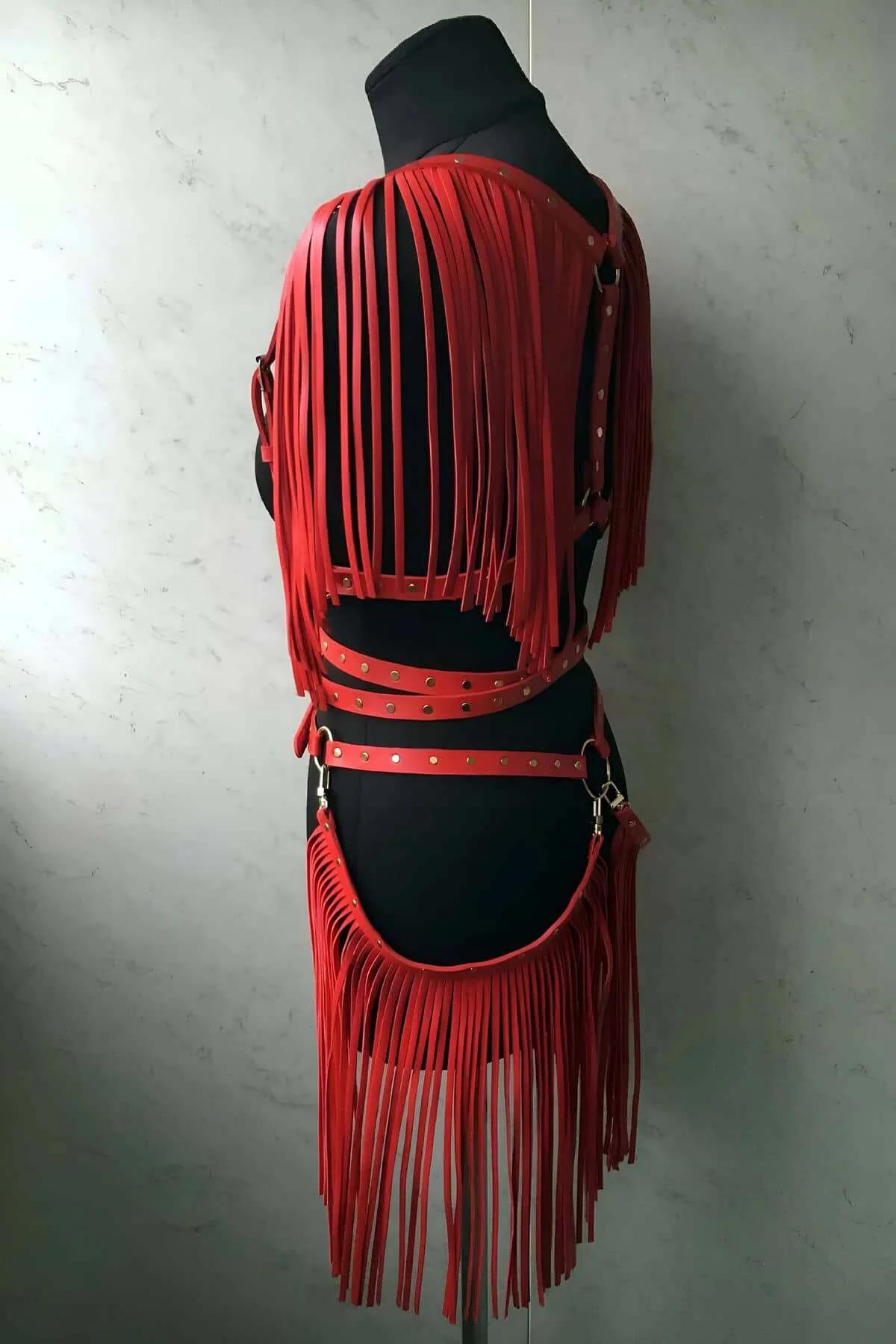 kırmızı püsküllü bel kemeri harness önden görünüm, dökümlü kalça püskülü ve D-halka klipsler