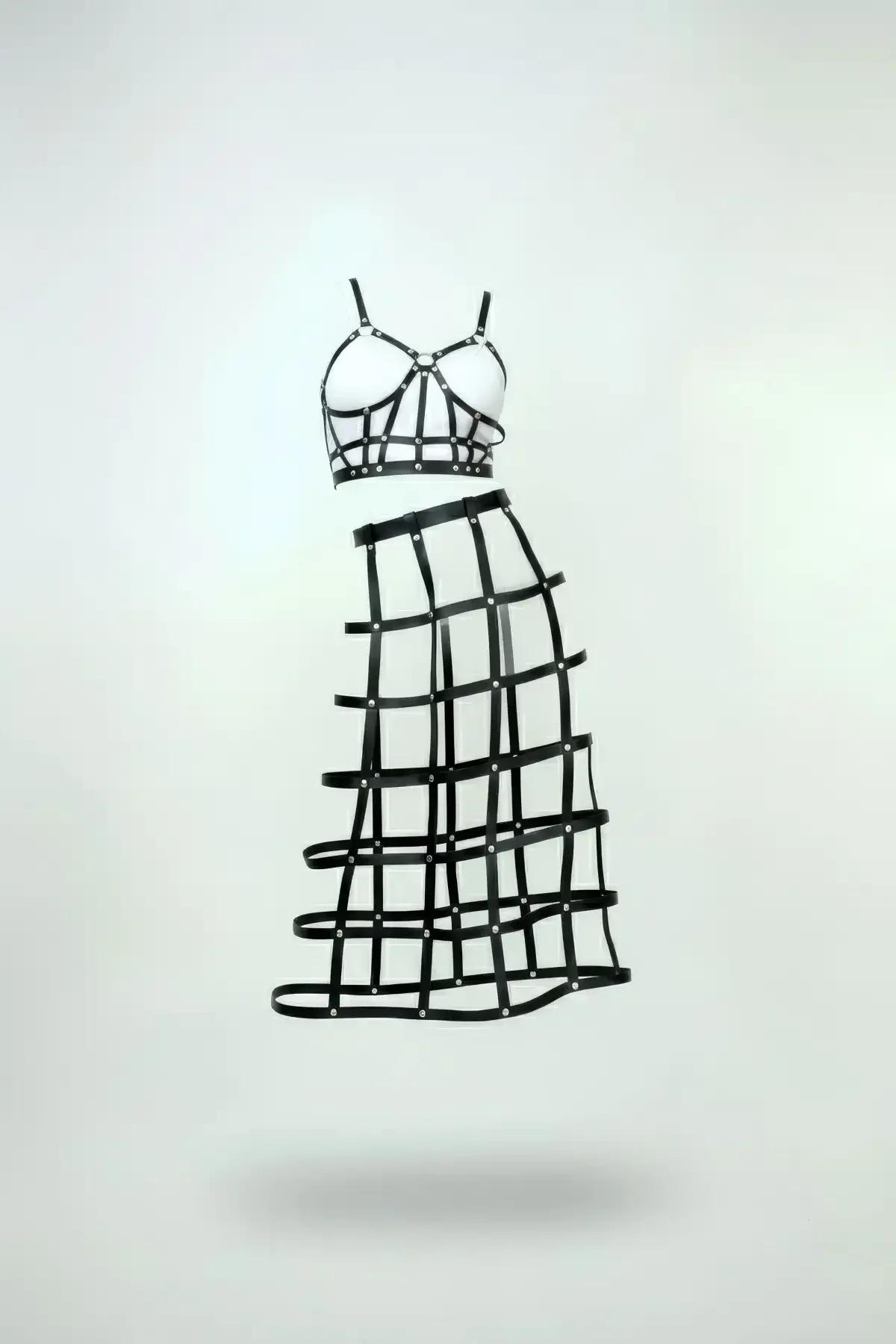Siyah suni deri kafes harness crop top ve ızgara askılı midi etek seti, gümüş perçin donanımı, tam set görünümü