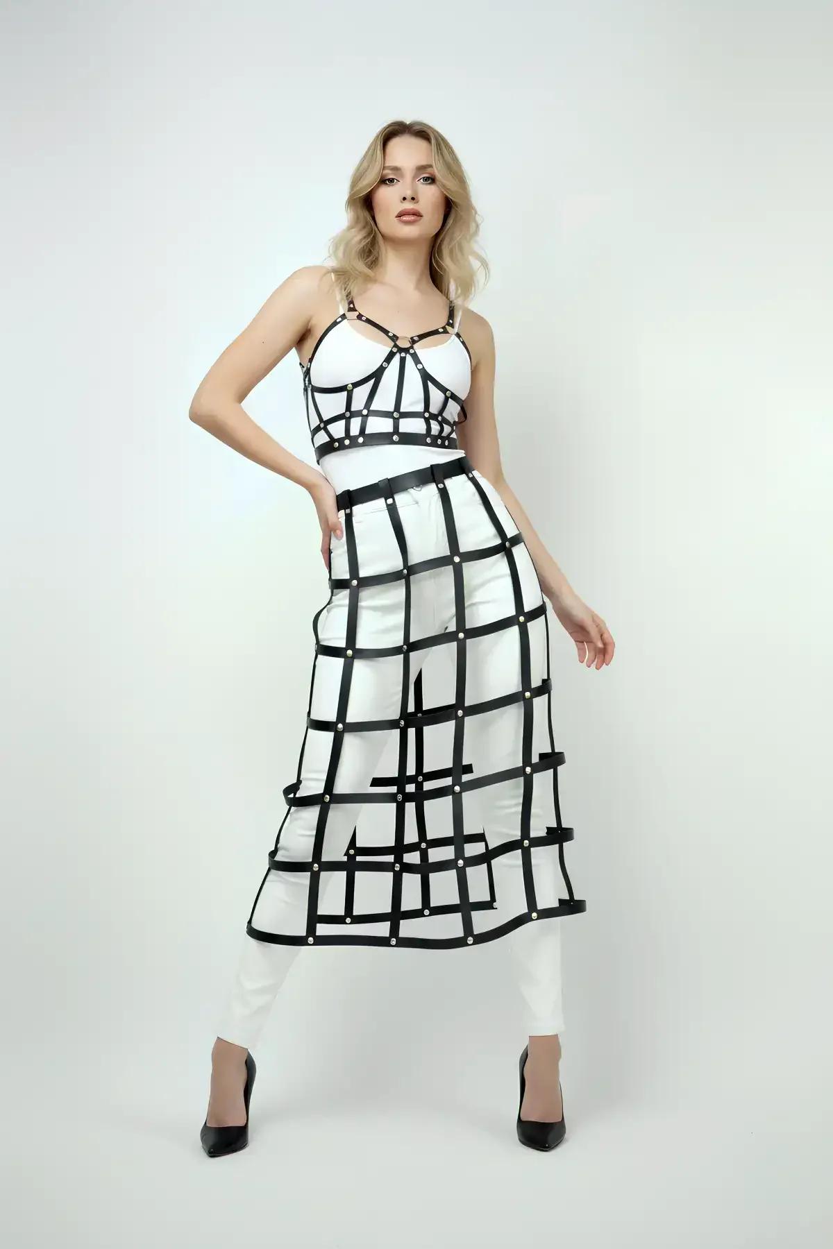 Siyah askı ızgarası ve gümüş zımba donanımlı beyaz kafes suni deri crop top ve midi etek iki parçalı set