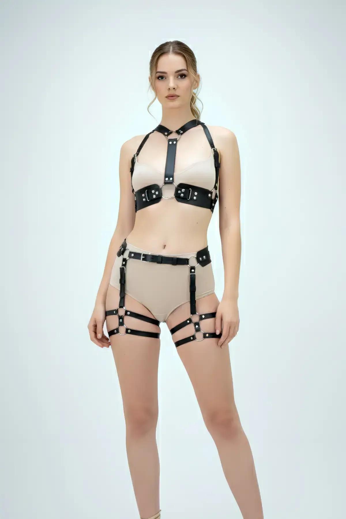 Siyah suni deri zımbalı harness seti, gümüş tokalar, göğüs harness, bel kemeri ve sarmal uyluk jartiyer askıları