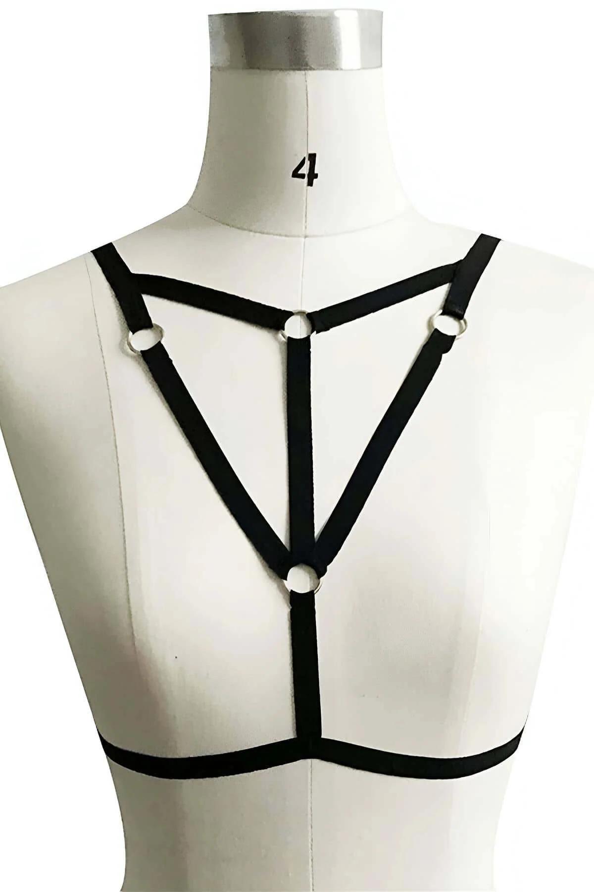 siyah spandex bant göğüs harness'ı üç nokta gümüş O-halka detayı yakın çekim