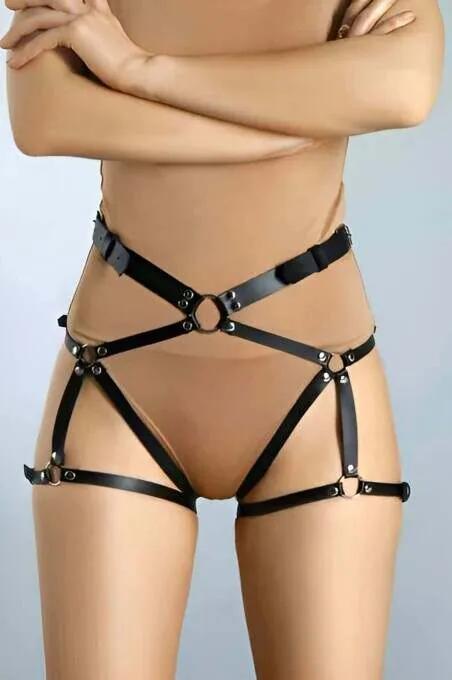 siyah suni deri tam vücut harness, merkezi O-halka ve çift uyluk jartiyer askısı önden görünüm