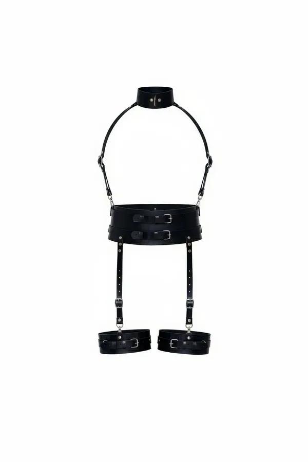 Siyah suni deri tam vücut harness, geniş yapılandırılmış boyunluk, çift tokalu bel kemeri ve geniş bacak manşetleri, gümüş ton