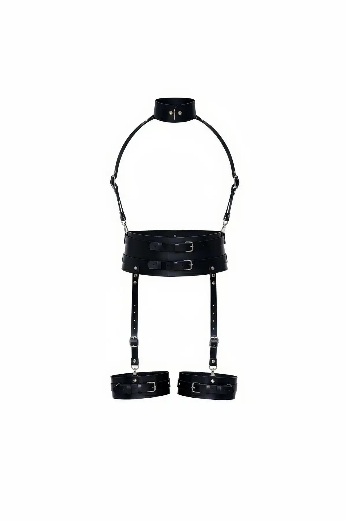 Siyah suni deri tam vücut harness, geniş yapılandırılmış boyunluk, çift tokalu bel kemeri ve geniş bacak manşetleri, gümüş ton