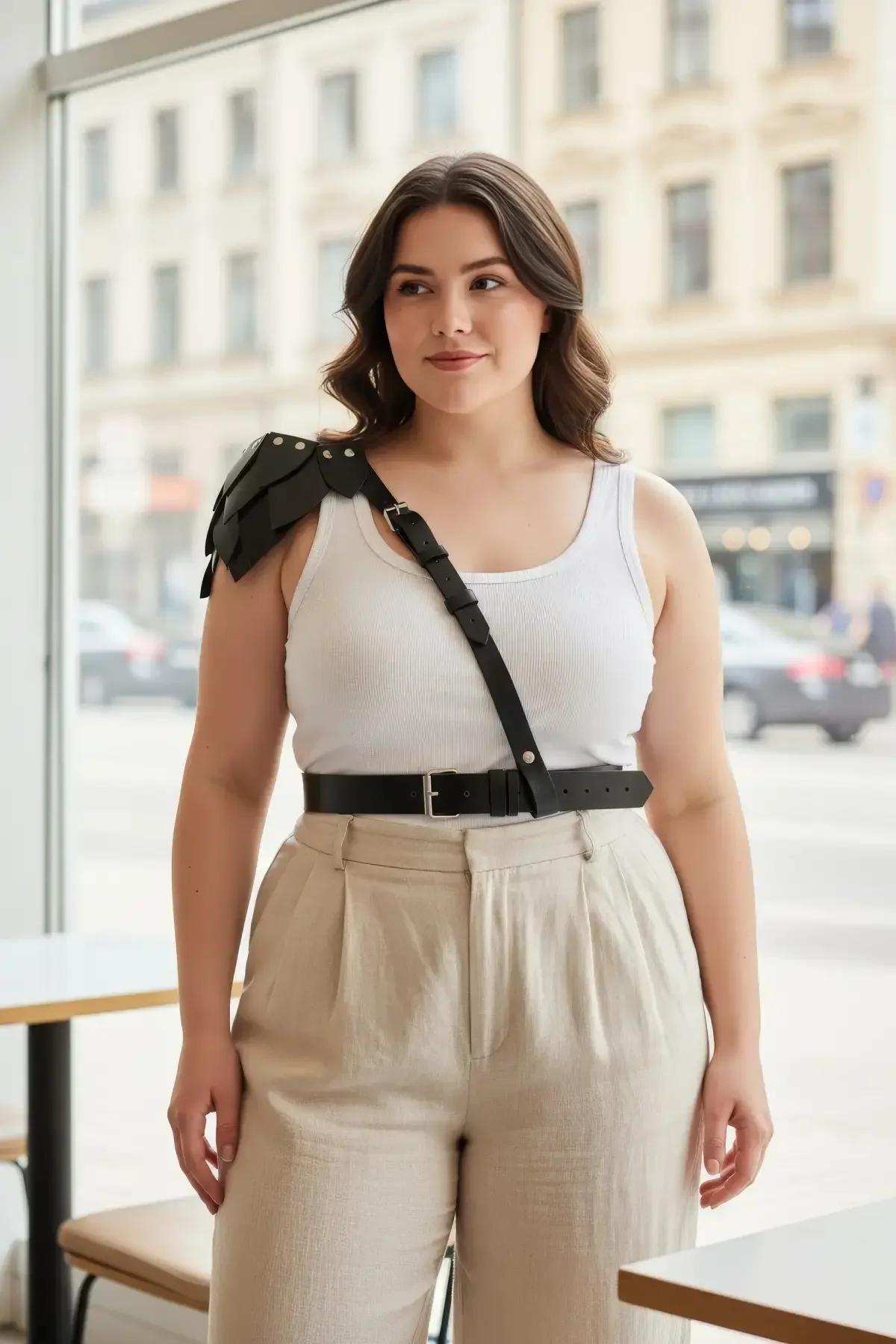 büyük beden siyah vegan deri bel kemeri omuz harness seti gümüş tokalı ve perçinli epolet detayı