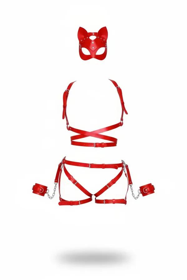 Kırmızı suni deri vücut harness seti, kedi kulak maske ve gümüş zincirli bilek kelepçeleri, beyaz arka planda düz yatay