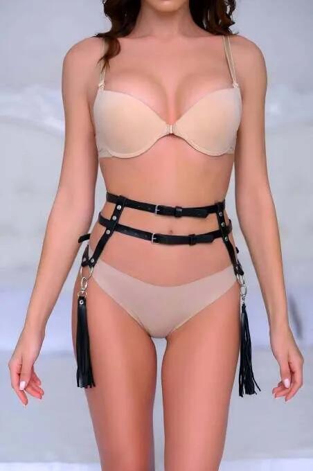 siyah suni deri bel harness, çift askılar, gümüş tokalar, O-halkalar ve her kalçada uzun siyah püsküller