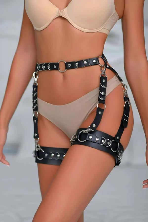 siyah suni deri bel ve uyluk jartiyer harness, gümüş O-halkalar, kubbe perçinler ve ıstakoz pençe tokalar, ayarlanabilir askılar