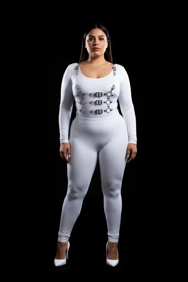 Üç sıra gümüş dikdörtgen toka ve O-halkalı beyaz vücut harness, beyaz bodysuit üzerinde önden görünüm