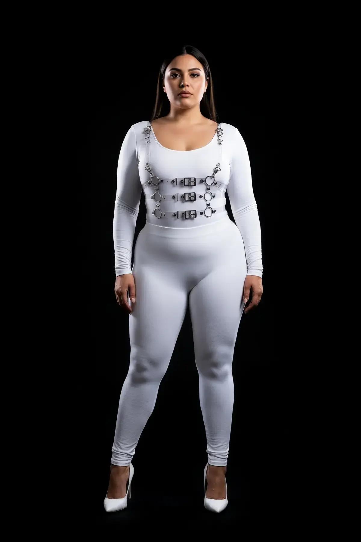 Üç sıra gümüş dikdörtgen toka ve O-halkalı beyaz vücut harness, beyaz bodysuit üzerinde önden görünüm