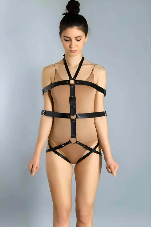 Orta sırt üzerinde üç gümüş O-halka ve çıkarılabilir zincirli siyah suni deri tam vücut harness, moda katmanlama olarak