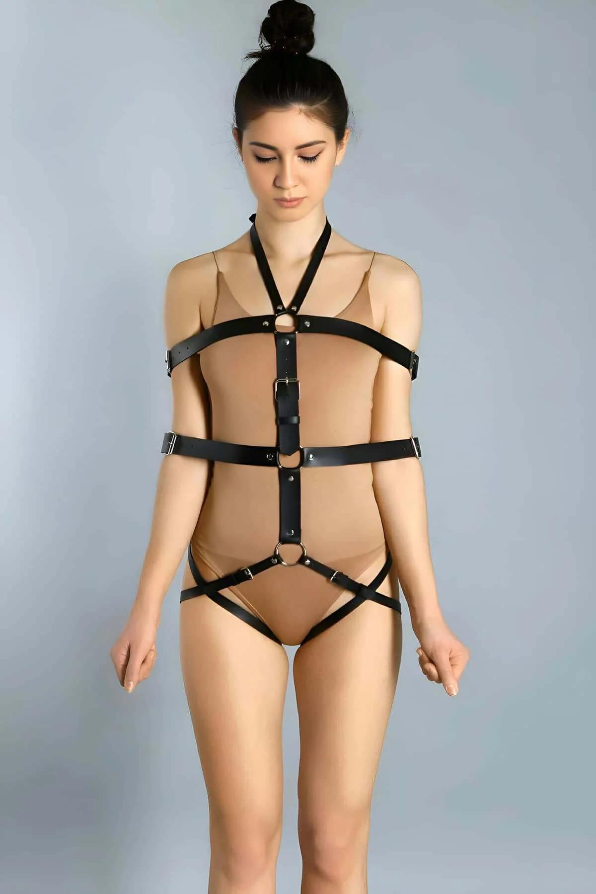 Orta sırt üzerinde üç gümüş O-halka ve çıkarılabilir zincirli siyah suni deri tam vücut harness, moda katmanlama olarak