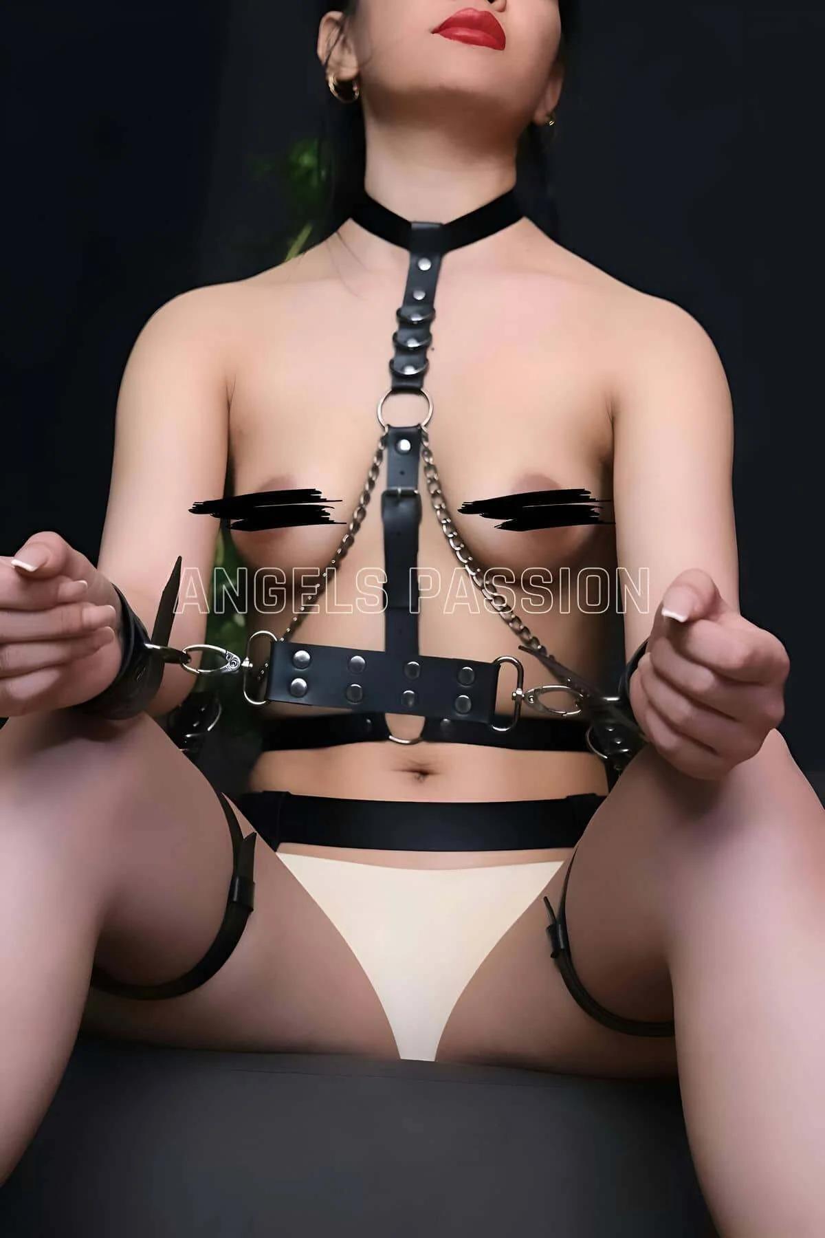 Boyunluk ve bel bandı ayar tokalarını gösteren siyah suni deri vücut harness arka görünümü