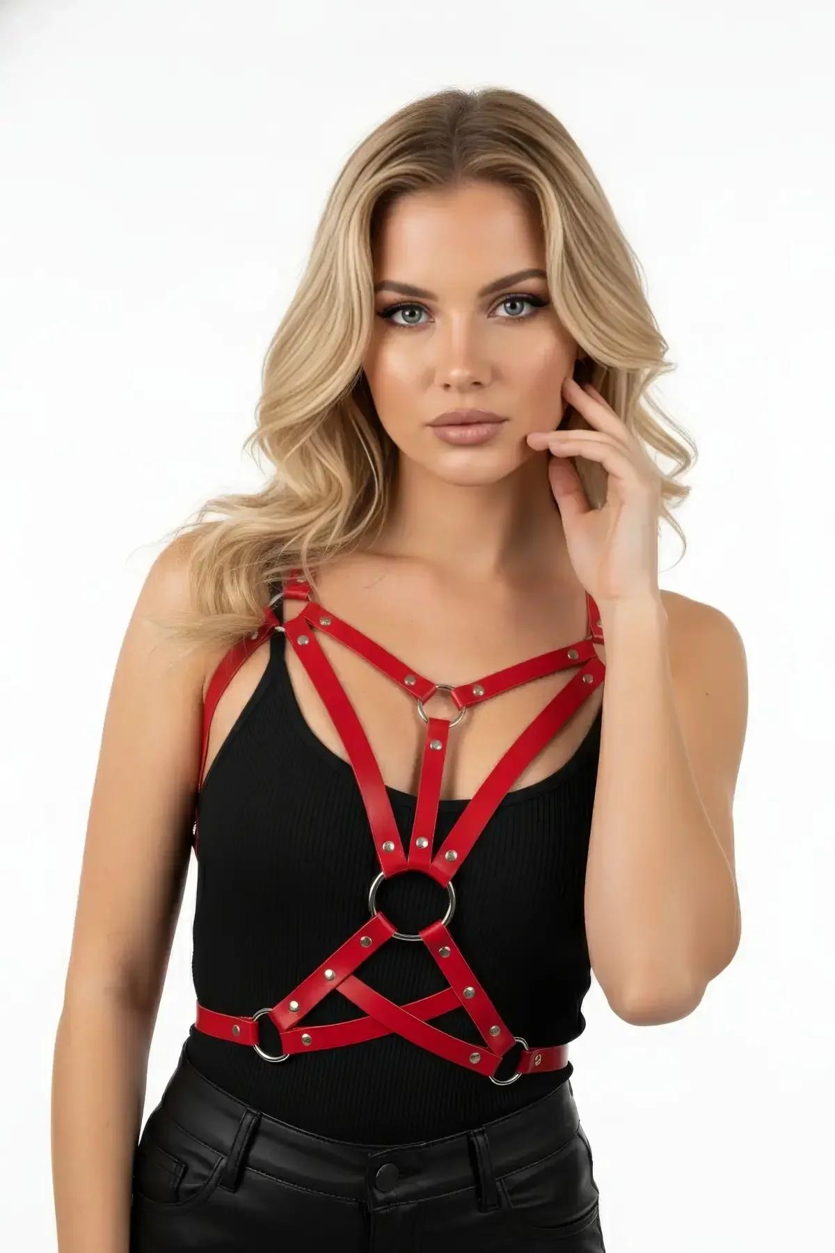 kırmızı PU deri harness ön görünüm gümüş metal perçin detayı yakın çekim