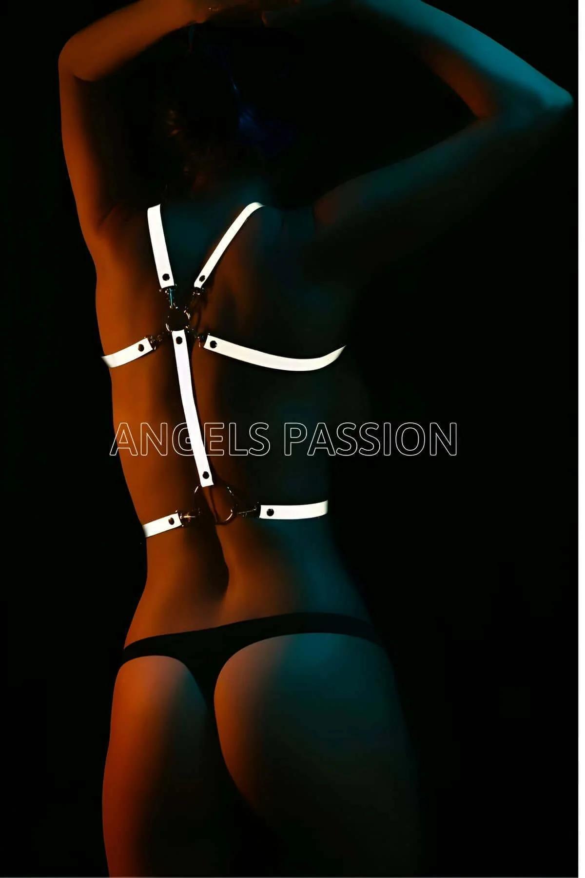 Merkez çaprazlamada gümüş tonlu donanım detaylı beyaz X-çapraz bel bandı reflektör harness