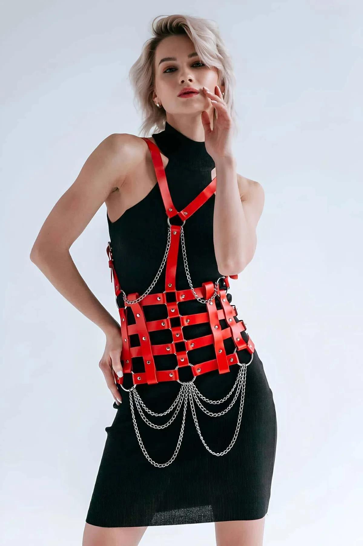 kırmızı suni deri vücut harness önden görünüm, gümüş O-halkalar ve metal zincir döküm detayı