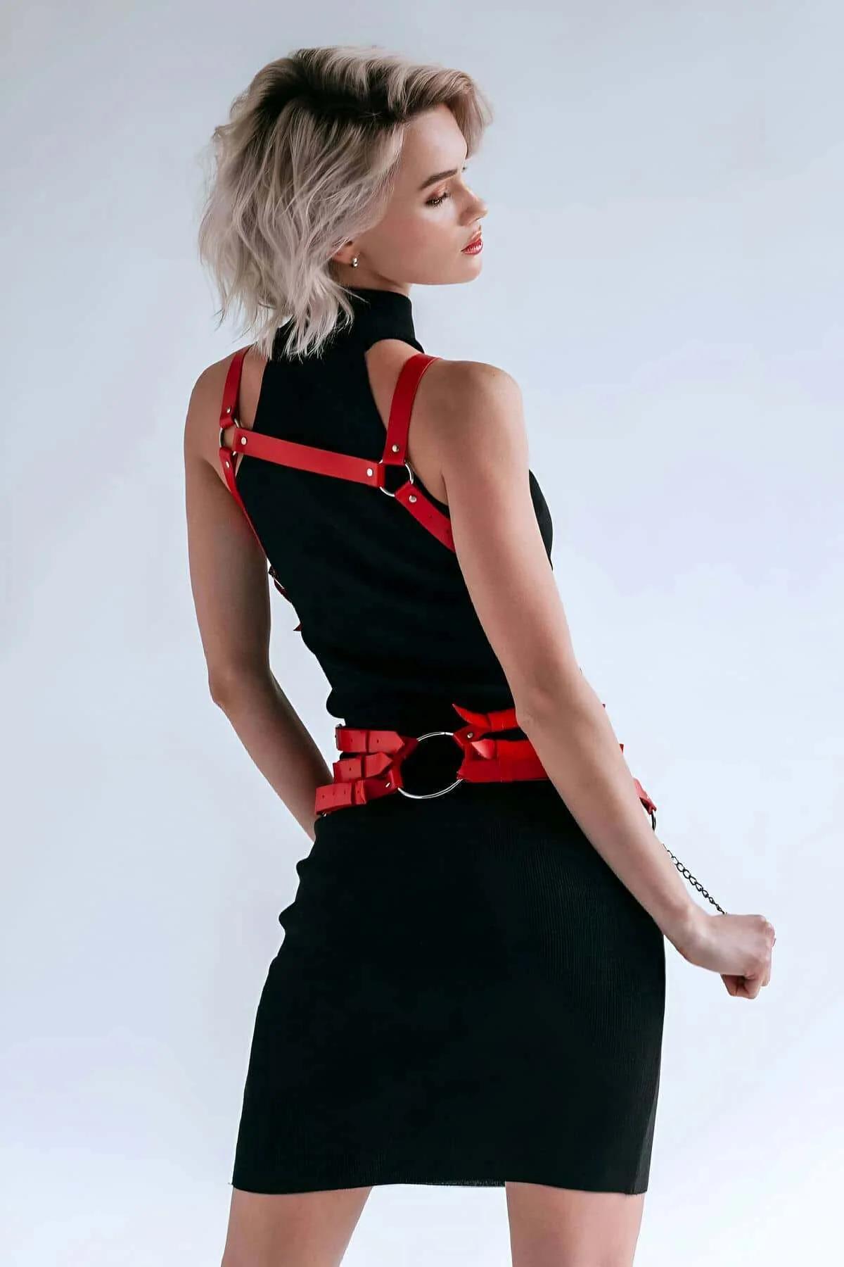 kırmızı PU deri vücut harness ayarlanabilir omuz askıları, arkada gümüş toka kapamalar