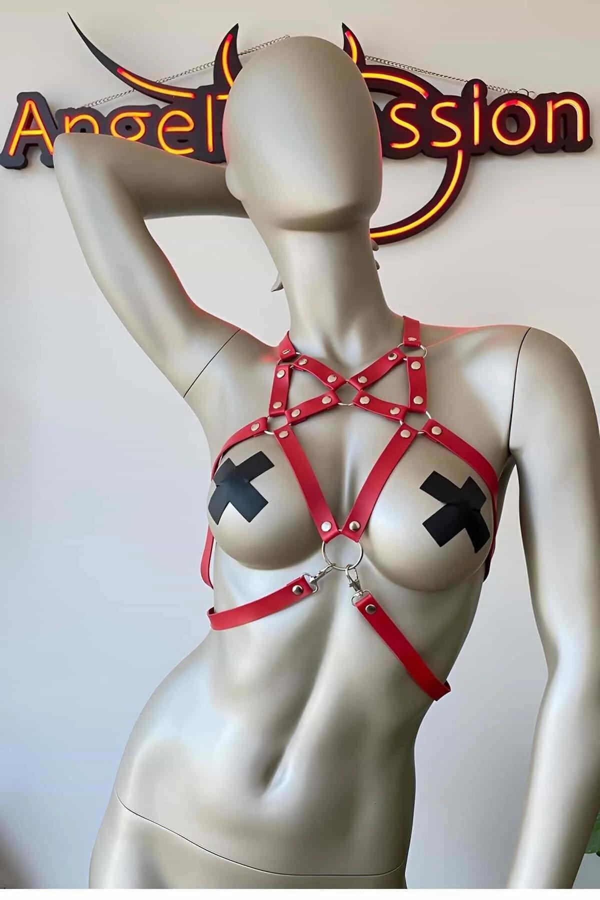 gümüş tonlu donanımlı kırmızı suni deri harness askılarındaki siyah yıldız perçinler yakın çekim