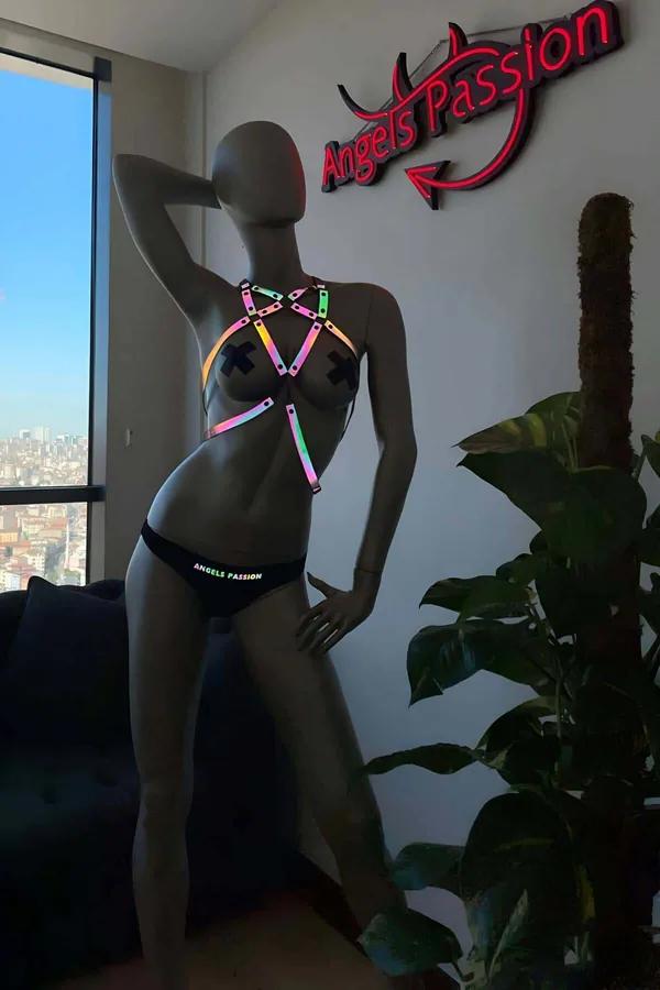 Manken üzerinde iridyan holografik kafes askılar ve gümüş kare donanımlı gökkuşağı reflektör vücut harness