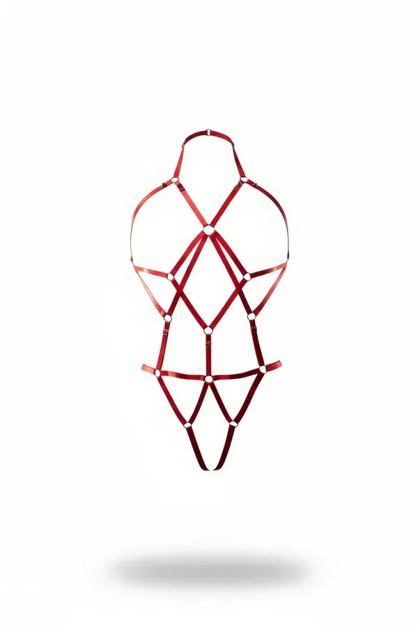 Her kesişimde gümüş O-halka aksanlarıyla geometrik elmas bant deseni ve kırmızı suni deri tam vücut harness