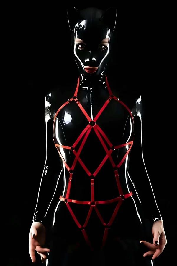 kırmızı elastik tam vücut harness, boyun hattından kalçaya geometrik elmas kafes deseni ve gümüş O-halka birleşimleri