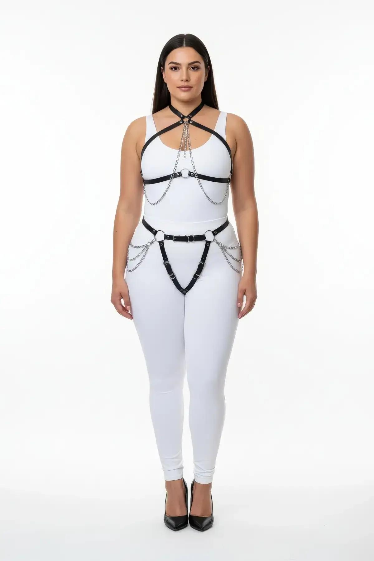 Dökümlü gümüş zincirler ve O-halkalarla siyah suni deri tam vücut harness, beyaz bodysuit üzerinde