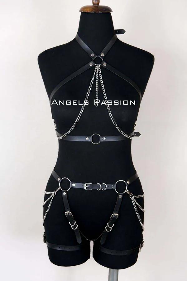 Manken üzerinde gümüş zincir örtüsü, O-halkalar ve ayarlanabilir toka uyluk askılı siyah suni deri tam vücut harness
