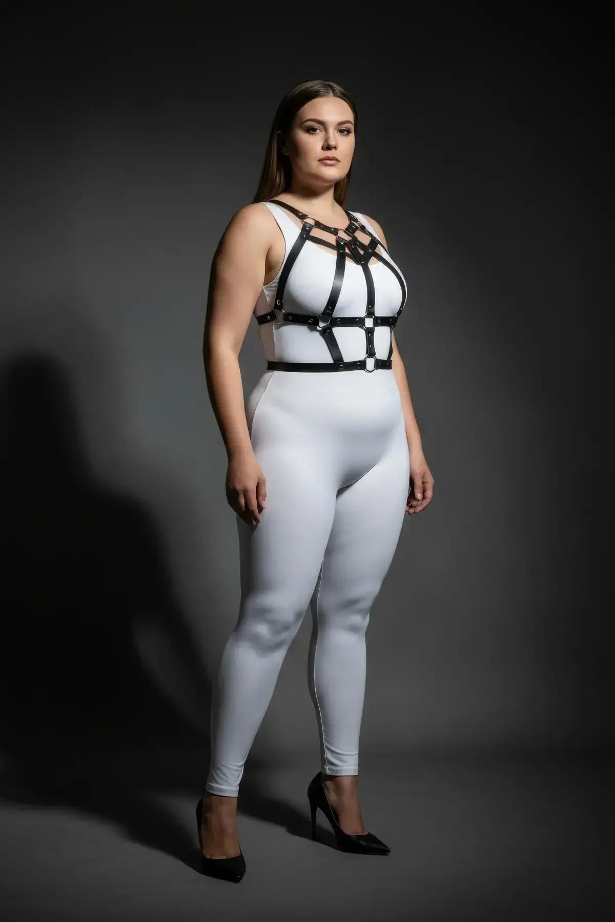 Tam gövde askı konfigürasyonunu ve uyumu gösteren beyaz bodysuit üzerinde katmanlı siyah kafes harness