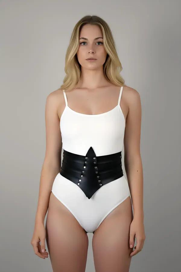 Beyaz bodysuit üzerinde V-ön panelli siyah suni deri zımbalı korse bel harness kemeri