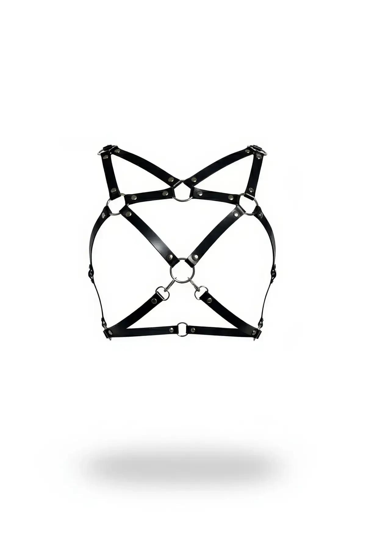 Geometrik X-bant düzeni ve merkezi gümüş O-halkalı siyah suni deri kafes harness — ön görünüm