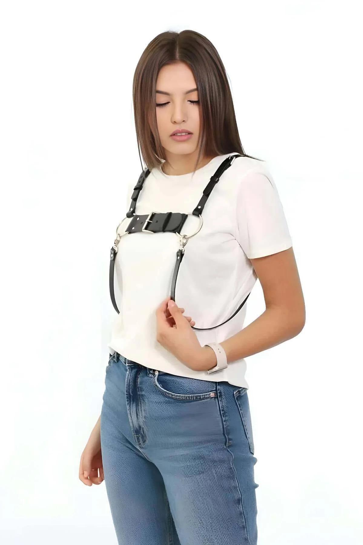 göğüs harness üzerinde gümüş O-halkalar ve döner çengel kancalı siyah suni deri toka çubuğu yakın çekim
