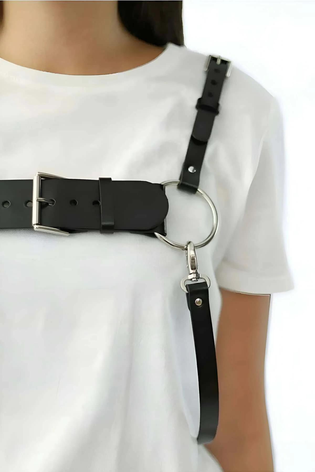 siyah vegan deri göğüs harness düz yatırılmış, tam askı konfigürasyonu ve donanım detayı