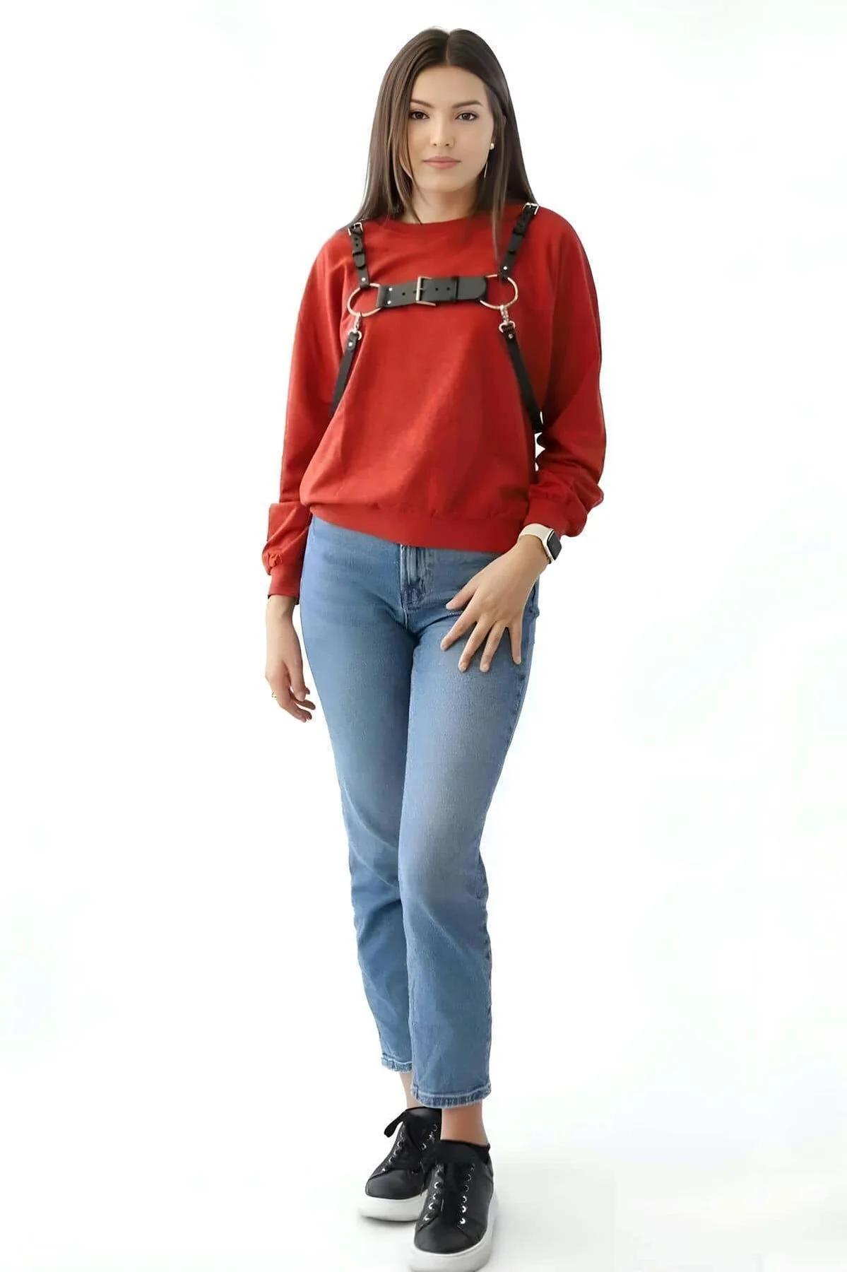 sokak modası görünümü için denim üzerine stilize edilmiş çift O-halkalı siyah suni deri moda harness