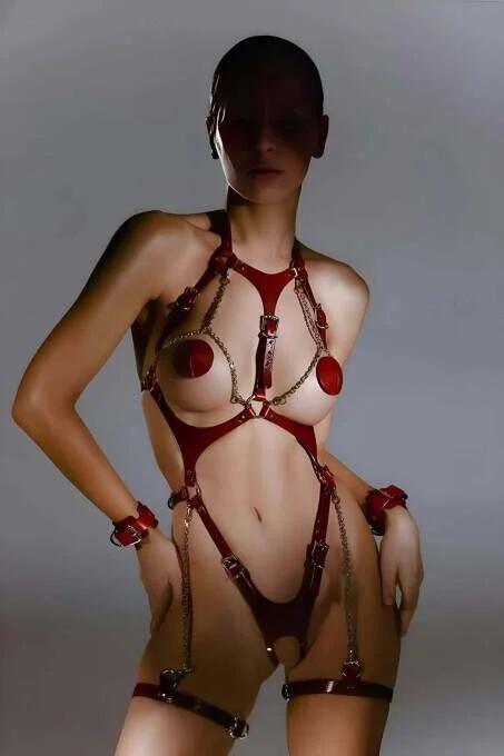 Çıkarılabilir altın zincirler ve eşleşen bilek kelepçeleriyle çok sayıda ayarlanabilir toka bantlı kırmızı suni deri tam vücut harness