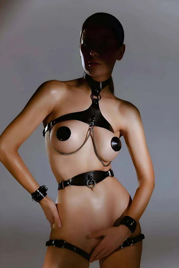 Gümüş O-halkalı ve çift zincir drapeli siyah suni deri tam vücut harness — boyunluk, göğüs paneli, bel kemeri ve uyluk