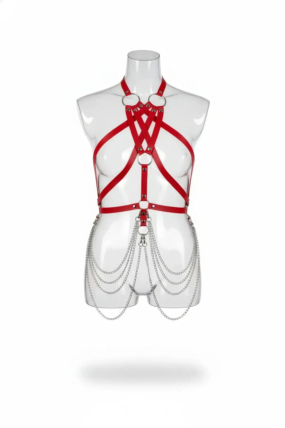 Mankende gümüş O-halka ve beş sıra sarkıt kalça zincirli kırmızı suni deri dokuma vücut harness
