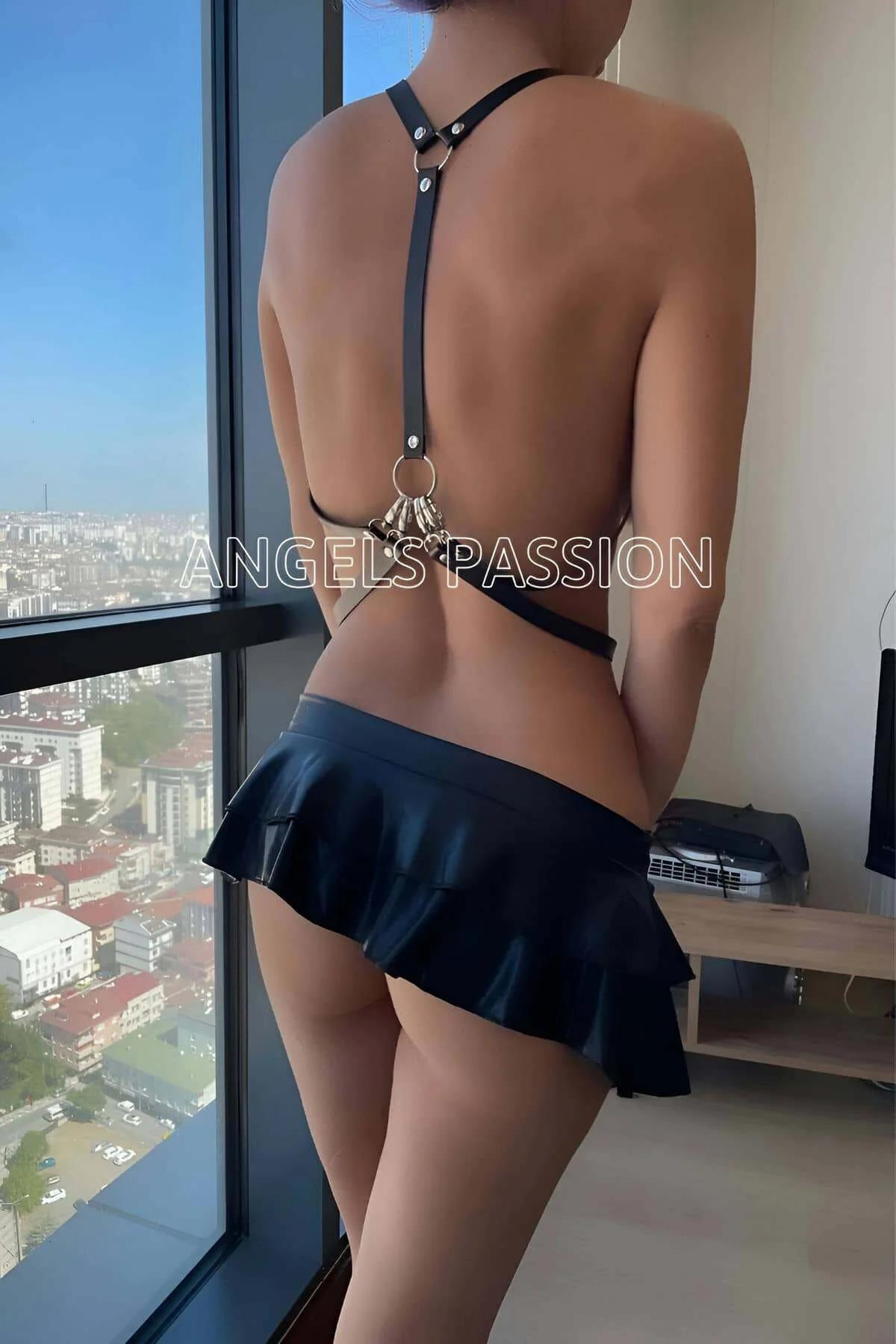 gümüş perçinli siyah rugan harness omuz ve bel bandı detayı