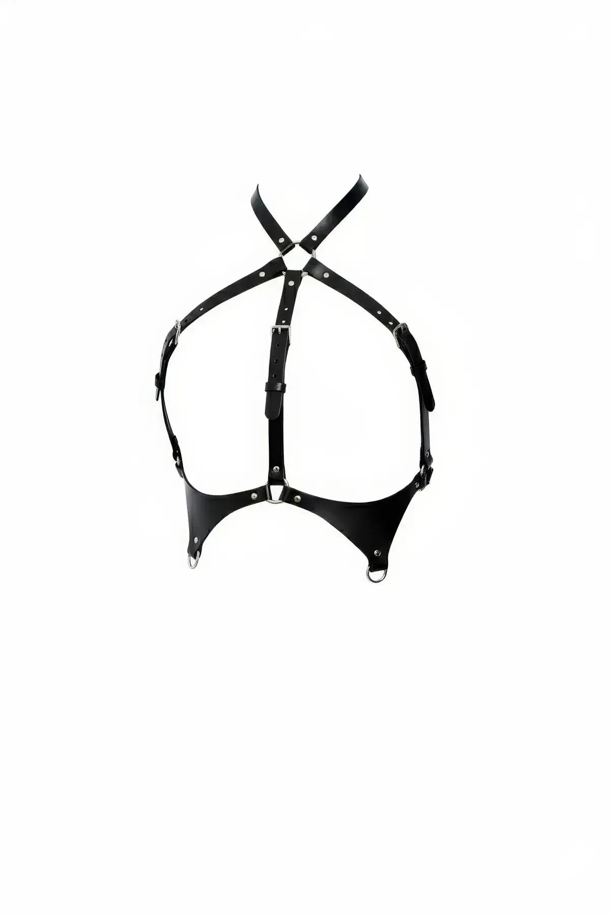 Yapılandırılmış panel tabanı ve gümüş O-halka aksesuarlı siyah suni deri X-çapraz göğüs harness