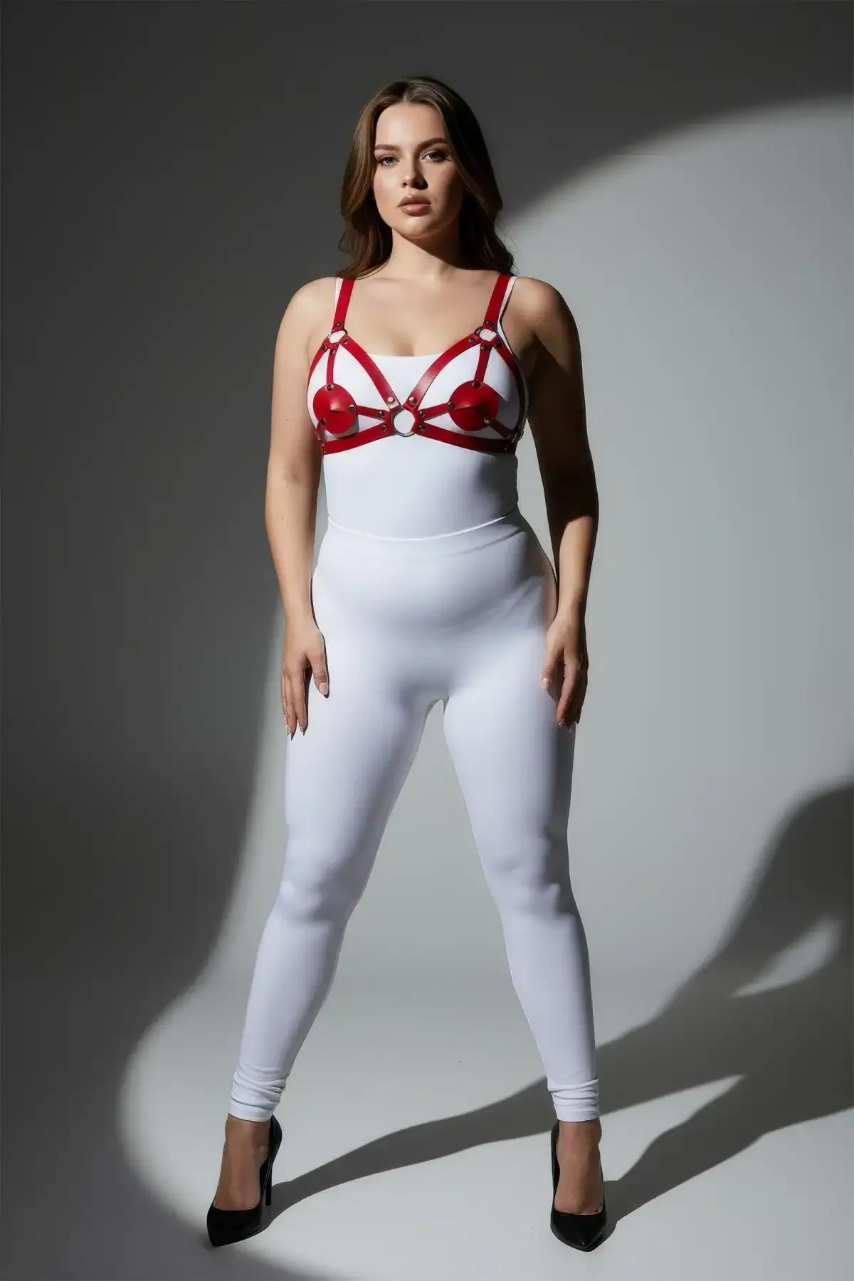 Dar beyaz bodysuit üzerine katmanlı kırmızı ayarlanabilir göğüs harness, tam boy şıklık görünümü