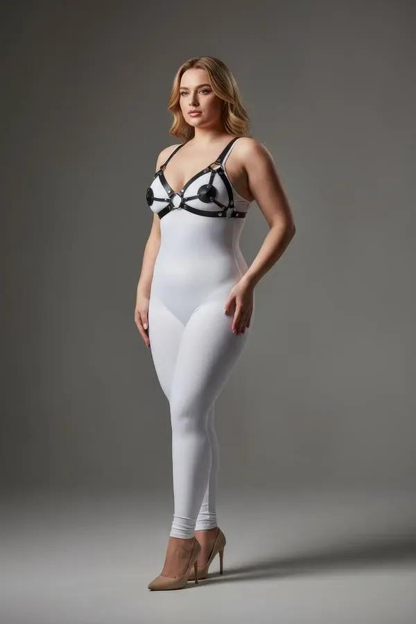 Dairesel kubbe bardak halkalı ve gümüş perçin aksesuarlı siyah suni deri sütyen harness, beyaz bodysuit üzerinde