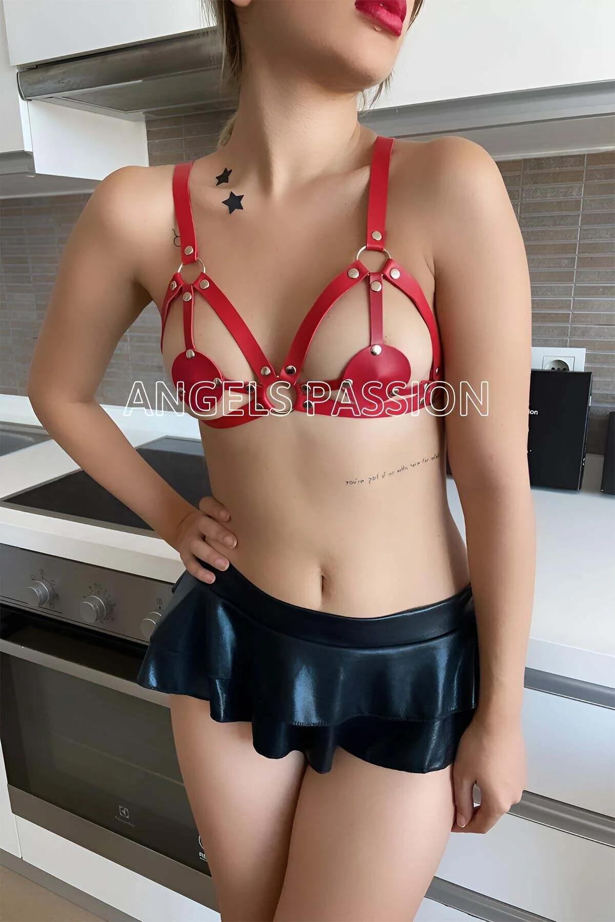 kırmızı PU deri harness sütyen yakın çekim göğüste altın perçin zımbalar ve O-halka detayı