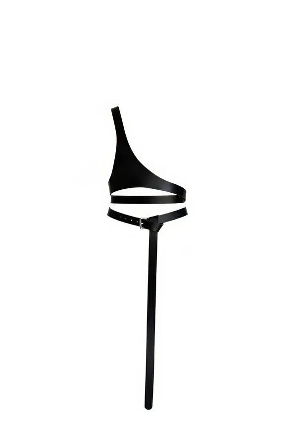 Uzun sarkan bant ve gümüş tokalı, çift bel bandıyla siyah suni deri asimetrik tek omuzlu harness