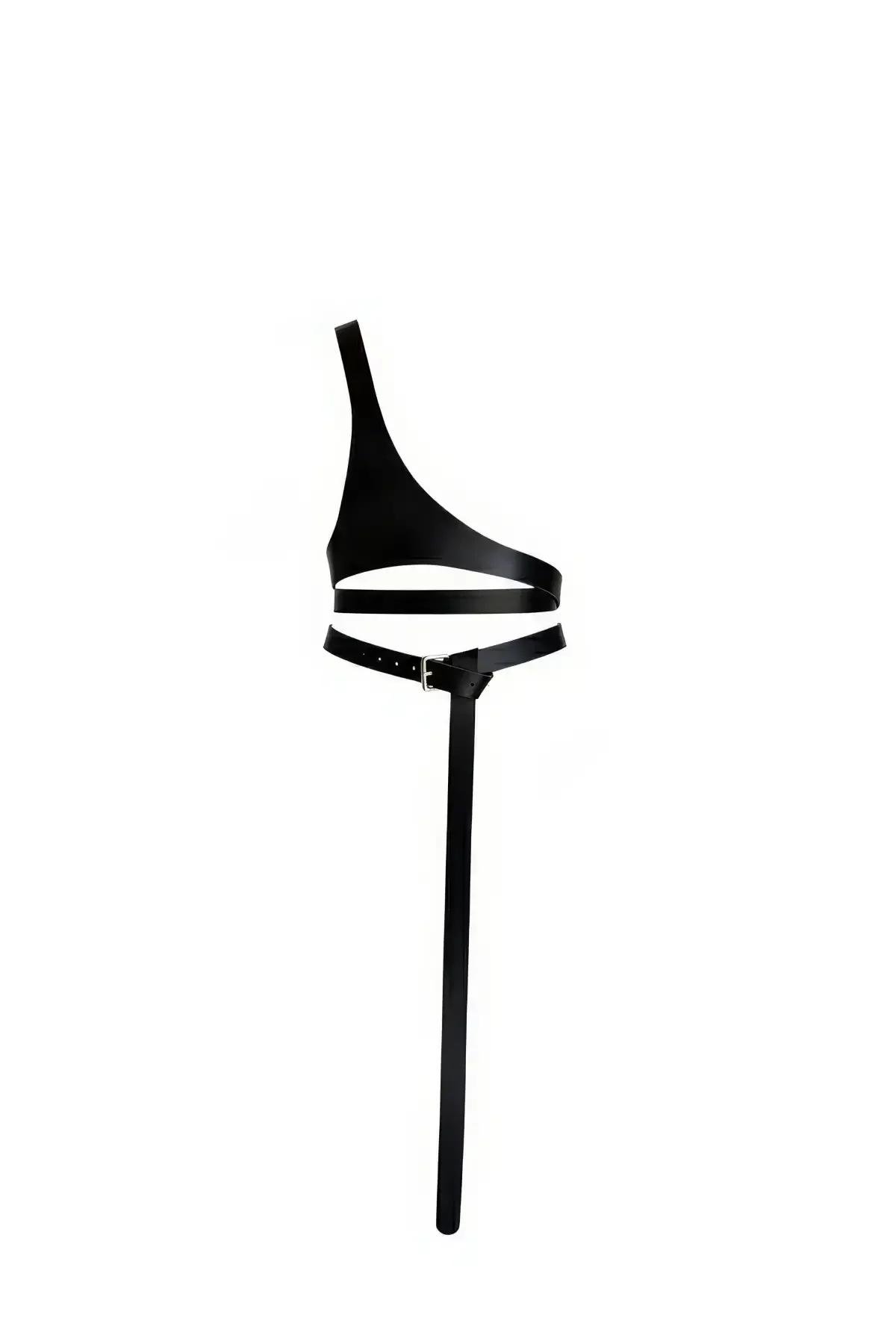 Uzun sarkan bant ve gümüş tokalı, çift bel bandıyla siyah suni deri asimetrik tek omuzlu harness