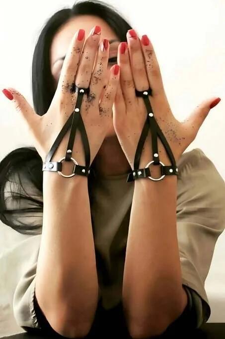 El sırtında üçgen askı paneli ve gümüş çıtçıt donanımlı siyah PU deri el harness