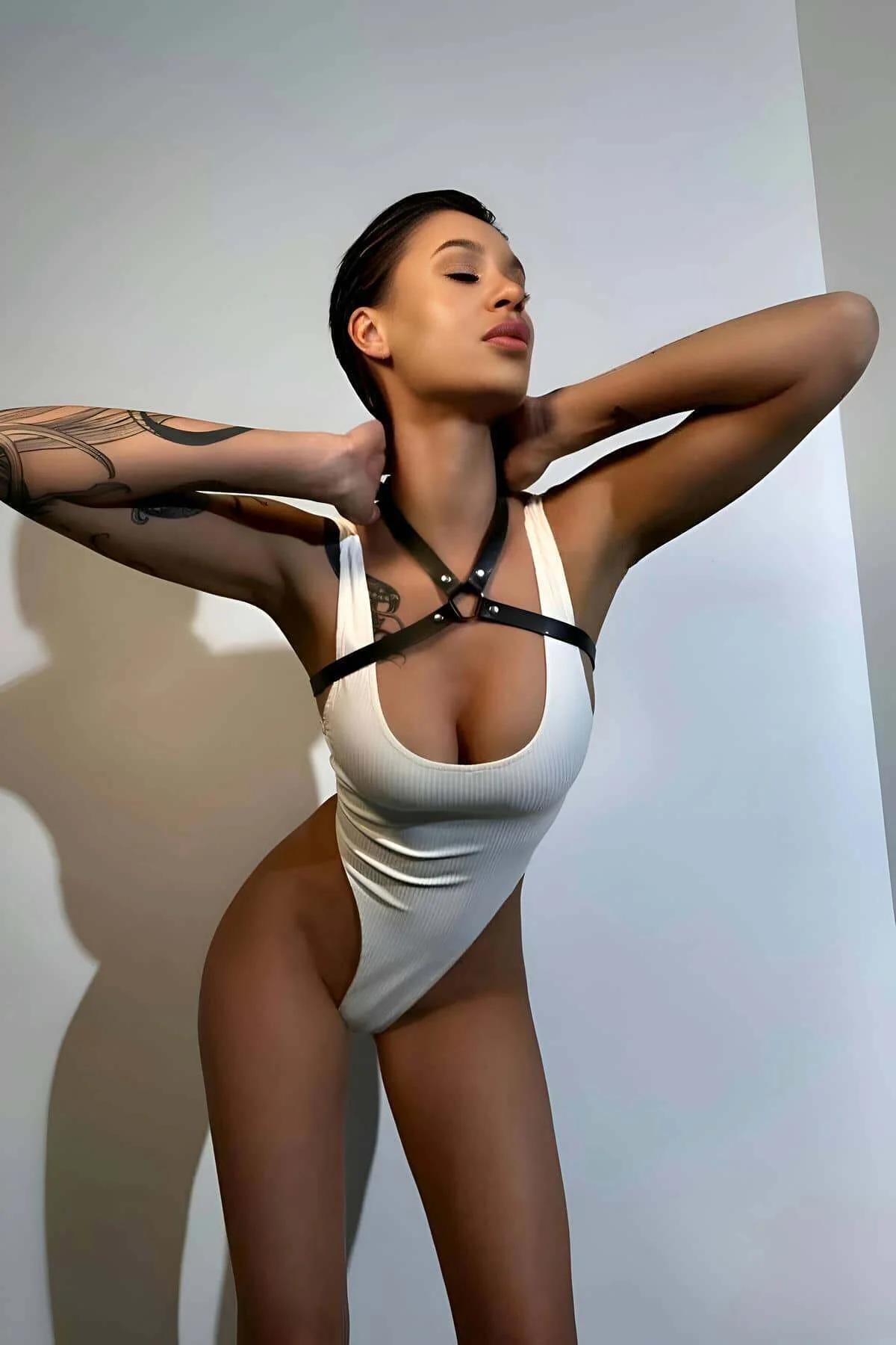 Beyaz bodysuit üzerinde gümüş O-halka detaylı siyah suni deri halter boyunluklu göğüs harness