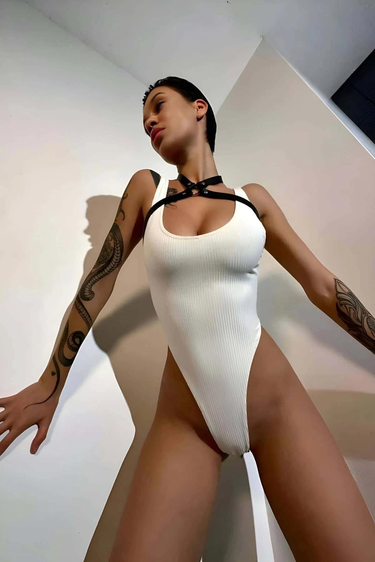 Nötr arka plan önünde siyah göğüs harness halter boyunluk bağı ve çift bant konfigürasyonu ön görünüm