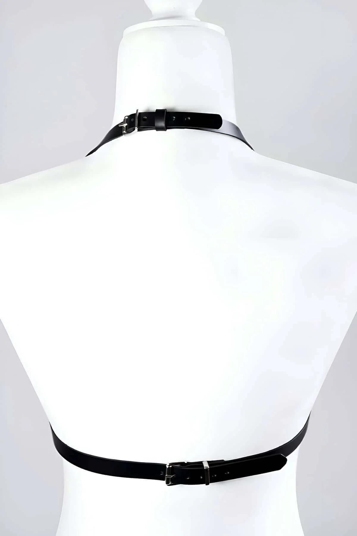 Düz mat panellerde gümüş tonlu donanımlı yapılandırılmış siyah suni deri sütyen harness, yan açı
